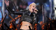 <b>Diva</b>
<br>
Isso sim é marcar presença: Miley apareceu no <i>VH1 Divas</i> com casaco cravejado de espinhos, pirotecnias e uma versão de “Rebel Yell”, de Billy Idol. 
 - Chris Pizzello/AP