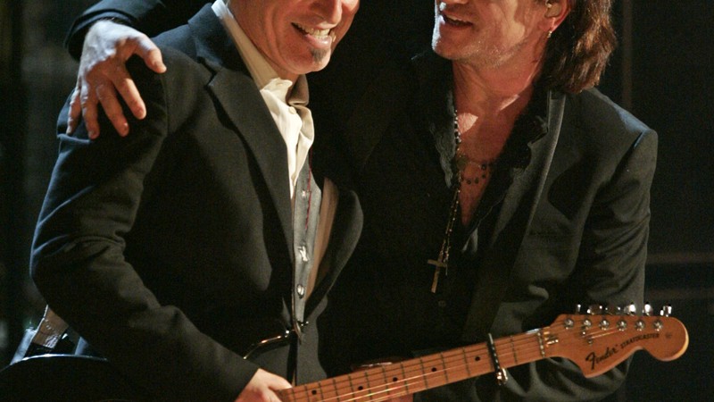 <b>23 - 2005 - Springsteen homenageia o U2: </b>
<br>
Bruce Springsteen relembra a primeira vez que viu o U2 enquanto dá as boas vindas ao grupo ao Hall da Fama do Rock.   - JULIE JACOBSON/AP