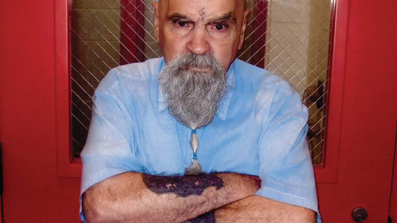 MANSON HOJE
O assassino na prisão de Corcoran, em 2013. Aos 79 anos, o visual hippie se foi, mas o olhar de maníaco e a suástica na testa permanecem - mansondirect.com