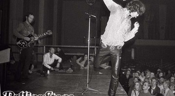 TESTANDO OS LIMITES
Morrison no palco, dançando como um xamã - Divulgação