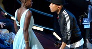 Pharrell Williams dançando com Lupita Nyong'o durante a performance dele de "Happy" - John Shearer/AP