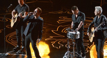 O U2 apresentou a canção "Ordinary Love" - John Shearer/AP
