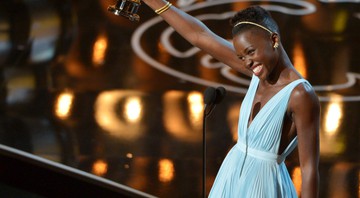 Lupita Nyong'o se emocionou no discurso de agradecimento por ter sido eleita a Melhor Atriz Coadjuvante (<i>12 Anos de Escravidão</i>) - John Shearer/AP