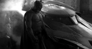Ben Affleck como Batman ao lado do batmóvel - Reprodução / Twitter