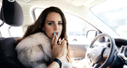 <b>Sombra e Fumaça</b><br>
Lana Del Rey se protege do calor de Los Angeles. - Theo Wenner