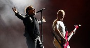 Bono e Adam Clayton durante a turnê <i>360º</i>, no Estádio Azteca, na Cidade do México.  - Alexandre Meneghini/AP