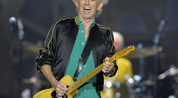 O guitarrista Keith Richards em ação ao lado dos Rolling Stones, em Estocolmo, na Suécia.  - Anders Wiklund/AP