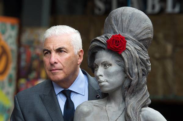 Mitch, pai da cantora Amy Winehouse, inaugura estátua da cantora em Londres  - AP