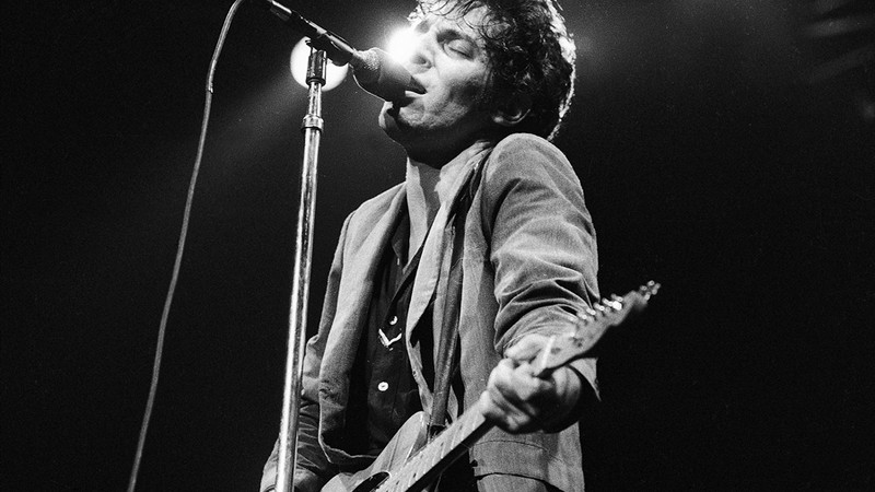 Bruce Springsteen toca no Madison Square Garden, em Nova York, em agosto de 1978.  - Jim Pozarik/AP