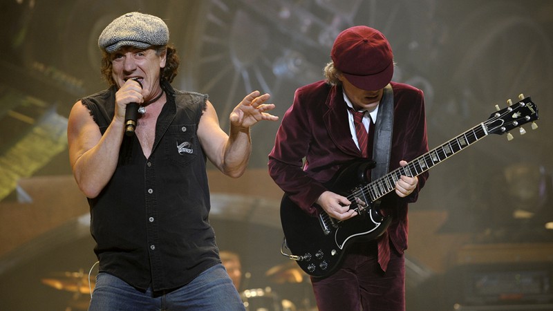 Brian Johnson (à dir.) e Angus Young, do AC/DC, se apresentam no Madison Square Garden, em Nova York em, 2008 (Foto: Jeff Zelevansky/AP)