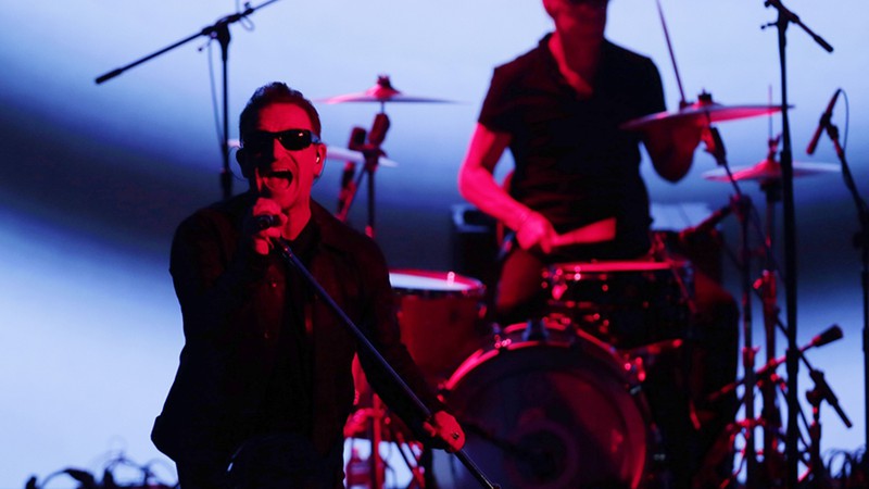 Bono (esquerda) Larry Mullen Jr. durante a apresentação realizada no evento da Apple que marcou o lançamento do novo disco do U2, em setembro de 2014. 
 - Marcio Jose Sanchez/AP