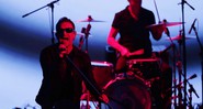 Bono (esquerda) Larry Mullen Jr. durante a apresentação realizada no evento da Apple que marcou o lançamento do novo disco do U2, em setembro de 2014. 
 - Marcio Jose Sanchez/AP