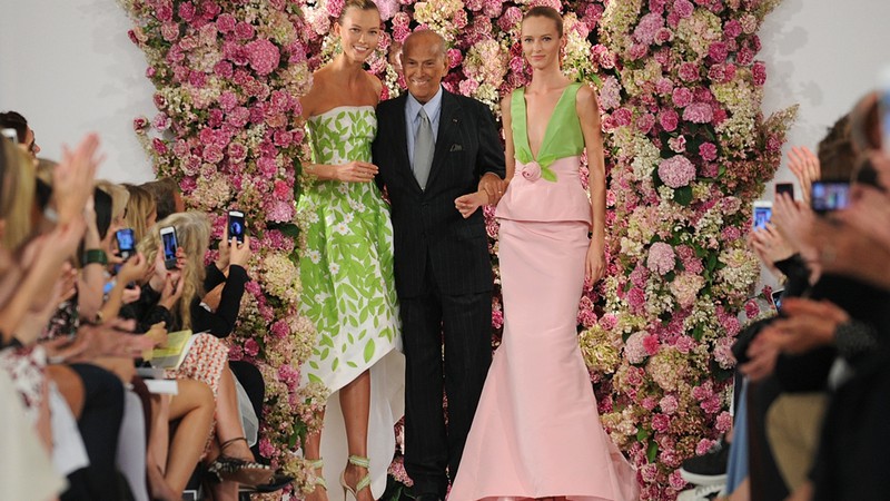 Oscar De La Renta aparece ao lado das modelos Karlie Kloss (à esquerda) e Daria Strokous, após o desfile na Semana de moda de Nova York, em setembro de 2014.  - Diane Bondareff/AP