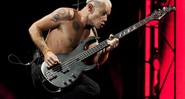 Flea, baixista do Red Hot Chili Peppers, em ação durante o Isle of Wight Festival, no Newport.  - John Phillips/AP 