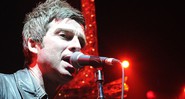 Noel Gallagher se apresenta com a High Flying Birds em um festival natalino criado pela rádio KROQ, em Los Angeles, em 2011.  - Katy Winn/AP