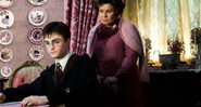 Harry Potter (Daniel Redcliffe) sofreu nas mãos de Dolores Umbridge (Imelda Staunton). 

 - Reprodução / Vídeo