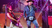 Ron "Bumblefoot" Thal (à esq.) e Axl Rose se apresentam com o Guns N' Roses no palco do 6th Annual Revolver Golden Gods Award Show, realizado no Club Nokia, em Los Angeles (California), em abril de 2014.
 - Paul A. Hebert/AP