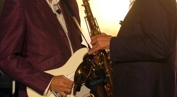 Phil Manzanera toca guitarra ao lado de Andy Mackay (saxofone) em show da banda Roxy Music, na Macedônia, em julho de 2016 - Boris Grdanoski/AP