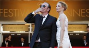 Diretor Quentin Tarantino e a atriz Uma Thurman chegam ao tapete vermelho do festival de Cannes, na França, em maio de 2014.  - Alastair Grant/AP