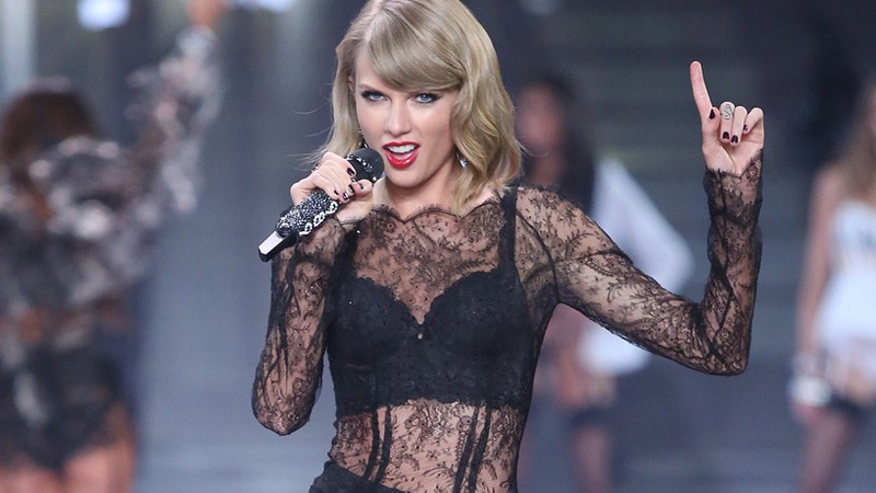 Taylor Swift se apresenta durante o desfile anual da grife Victoria's Secret - Joel Ryan/AP