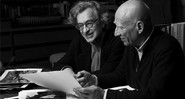 O cineasta Wim Wenders e o fotógrafo Sebastião Salgado em cena do documentário <i>O Sal da Terra</i> - Divulgação