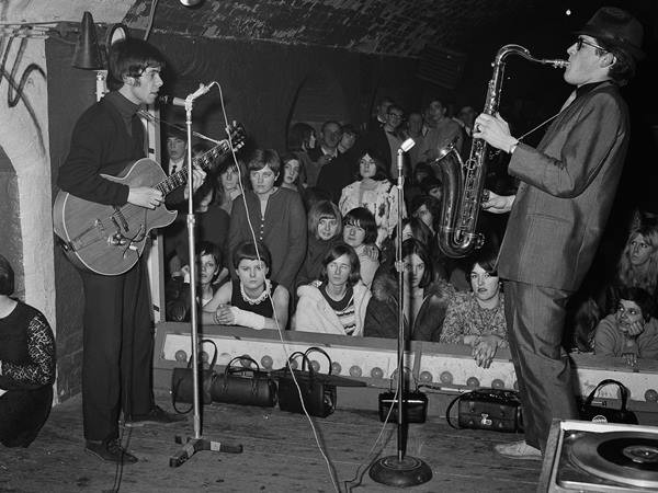 Manly Stanley, esquerda, e Gazzer tocando para a platéria do Cavern Club em 1967. - AP Photo/SS