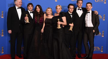 O elenco e o diretor de <i>Boyhood</i> (Richard Linklater) após o filme vencer o Globo de Ouro na categoria Melhor Drama - Jordan Strauss/AP
