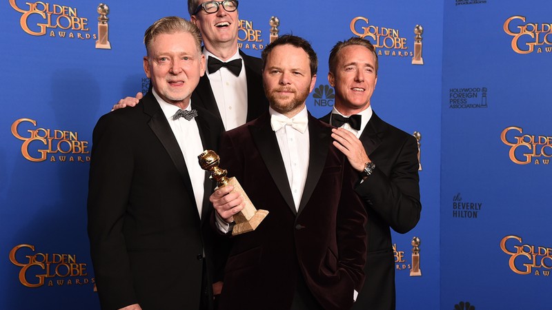 Warren Littlefield, John Cameron, Noah Hawley e Geyer Kosinski com o prêmio de Melhor Minissérie/Filme feito para TV, por <i>Fargo</i>, no 72º Globo de Ouro, em 2015 - Jordan Strauss/AP