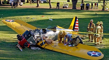 Ator fez pouso de emergência enquanto pilotava avião em Venice, Califórnia - Damian Dovarganes/AP