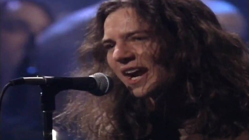 Eddie Vedder cantando "Black", no <i>MTV Unplugged</i> do Pearl Jam - Reprodução/Vídeo