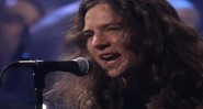 Eddie Vedder cantando "Black", no <i>MTV Unplugged</i> do Pearl Jam - Reprodução/Vídeo