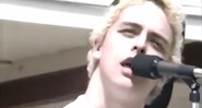 Billie Joe Armstrong em vídeo raro do Green Day tocando em escola na Califórnia, em 1990 - Reprodução/Vídeo