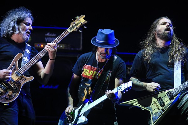 Após show do Motörhead ser cancelado, membros da banda de rock e integrantes do Sepultura improvisaram uma jam session no Monsters of Rock 2015. - Gustavo Vara 