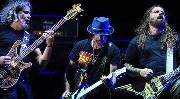 Após show do Motörhead ser cancelado, membros da banda de rock e integrantes do Sepultura improvisaram uma jam session no Monsters of Rock 2015. - Gustavo Vara 