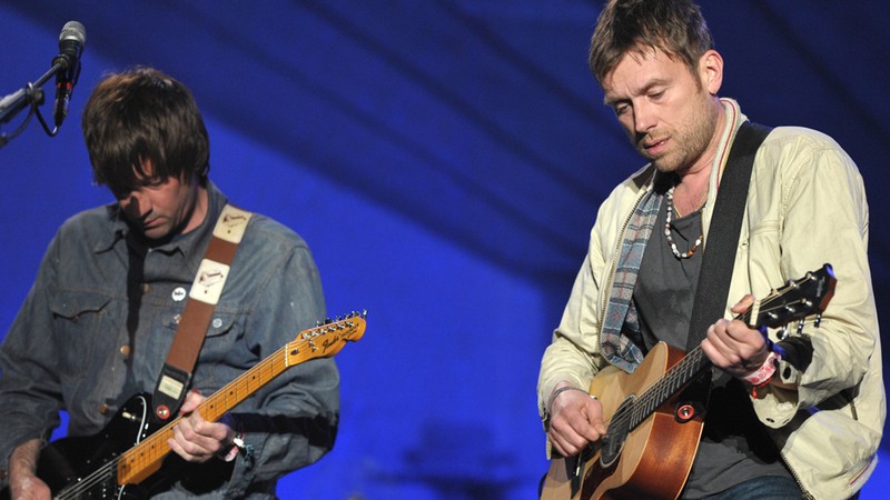 Graham Coxon e Damon Albarn, do Blur, durante performance ao vivo - John Shearer/AP