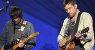 Graham Coxon e Damon Albarn, do Blur, durante performance ao vivo - John Shearer/AP