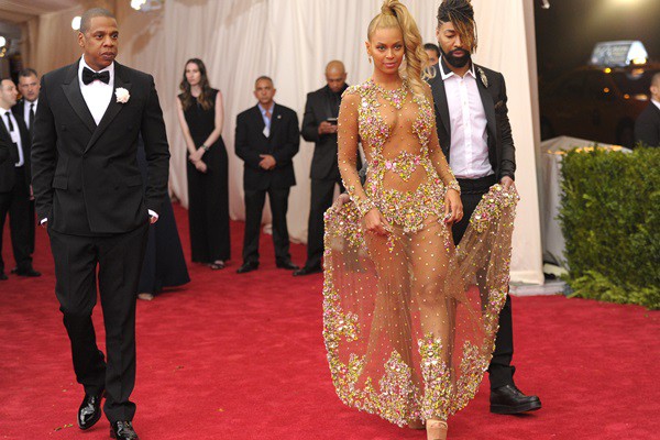 A cantora Beyoncé, acompanhada do marido Jay Z, usou Givenchy e abusou das transparências.  - Evan Agostini/AP