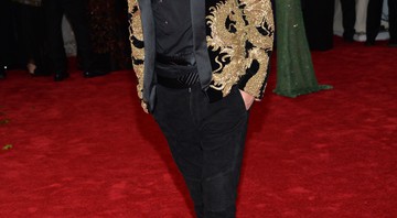 Justin Bieber misturou dragões dourados com preto e foi de Balmain ao Met Gala 2015.  - Evan Agostini/AP