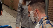 Adam Levine ao ser atacado por uma bomba de açúcar.  - Reprodução/ Instagram
