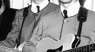 George Harrison com a guitarra Maton Mastersound, usada por ele em 1963 - Reprodução/Julien's Auction