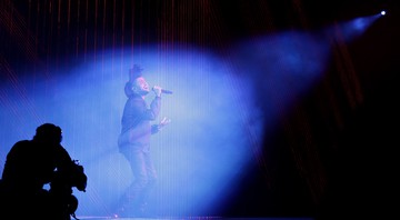 O cantor de R&B Abel Tesfaye, mais conhecido por seu nome artístico The Weeknd, entra em cena no WWDC (Apple Worldwide Developers Conference) para apresentar a inédita "I Can’t Feel My Face".  - Jeff Chiu/AP