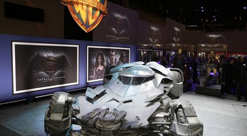 Novo Batmóvel, usado em <i>Batman vs Superman: A Origem da Justiça</i> foi revelado na feira 2015 Licensing Expo em Las Vegas  - AP/Isaac Brekken