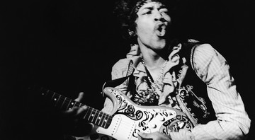 O músico Jimi Hendrix durante apresentação no Monterey Pop Festival, na Califórnia, em 18 de junho de 1967 (Foto: BRUCE FLEMING/AP)