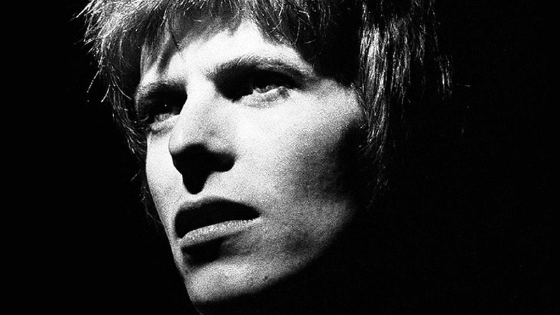 O cantor britânico David Bowie no começo da carreira - Reprodução/Facebook