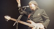 Paul McCartney em show no ano de 1990 - Tim Sharp/AP