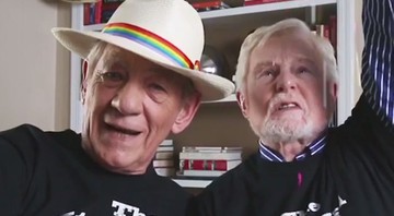 Ian McKellen e Derek Jacobi comemoram a aprovação do casamento gay nos Estados Unidos - Reprodução/vídeo
