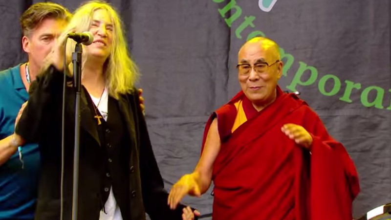 Dalai Lama e Patti Smith dividem o palco no festival de Glastonbury - Reprodução/vídeo