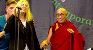 Dalai Lama e Patti Smith dividem o palco no festival de Glastonbury - Reprodução/vídeo
