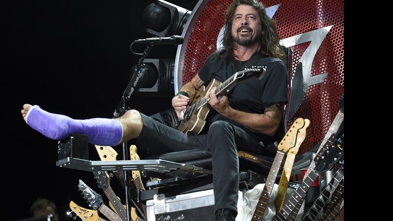Dave Grohl, de perna quebrada, se apresenta em Washington DC. - Nick Wass/ AP