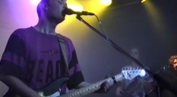 Thom Yorke toca "High and Dry" durante a década de 1980. - Reprodução/Vídeo